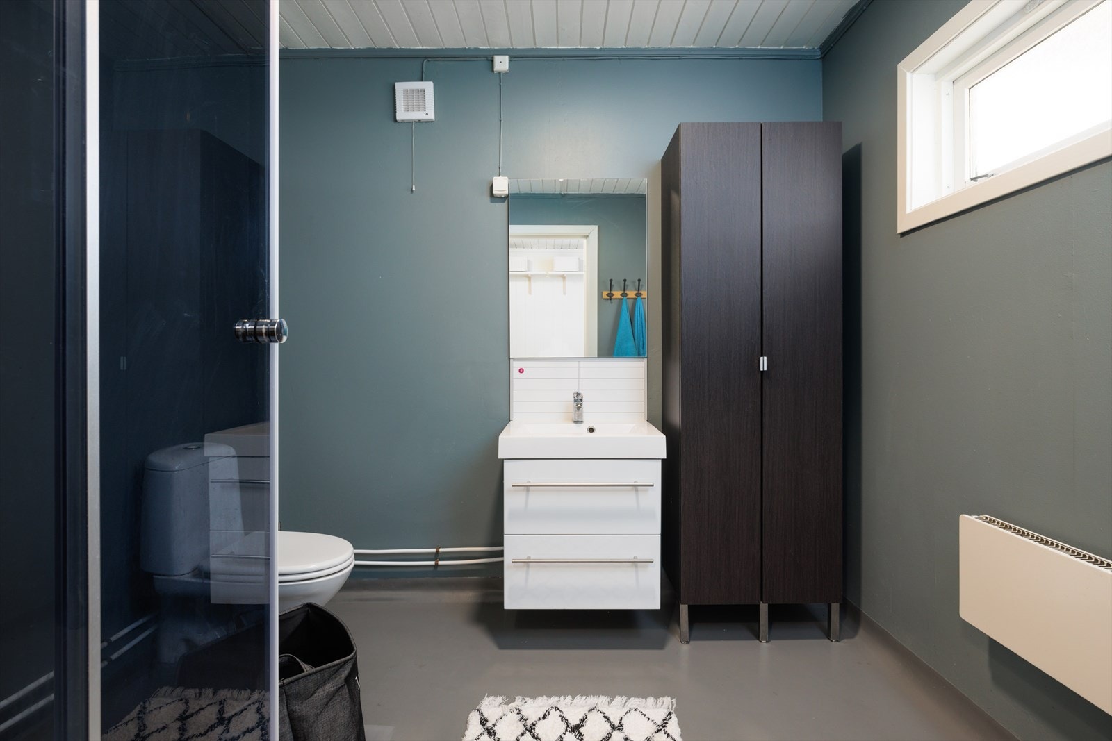 Det andre badet er innredet med servant på innredning, toalett og dusjkabinett. Galleribilde