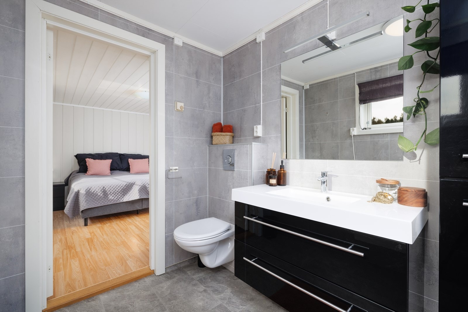 Badet i tilknytning til hovedsoverommet har badekar med dusj, vegghengt toalett og servant på innredning. Galleribilde