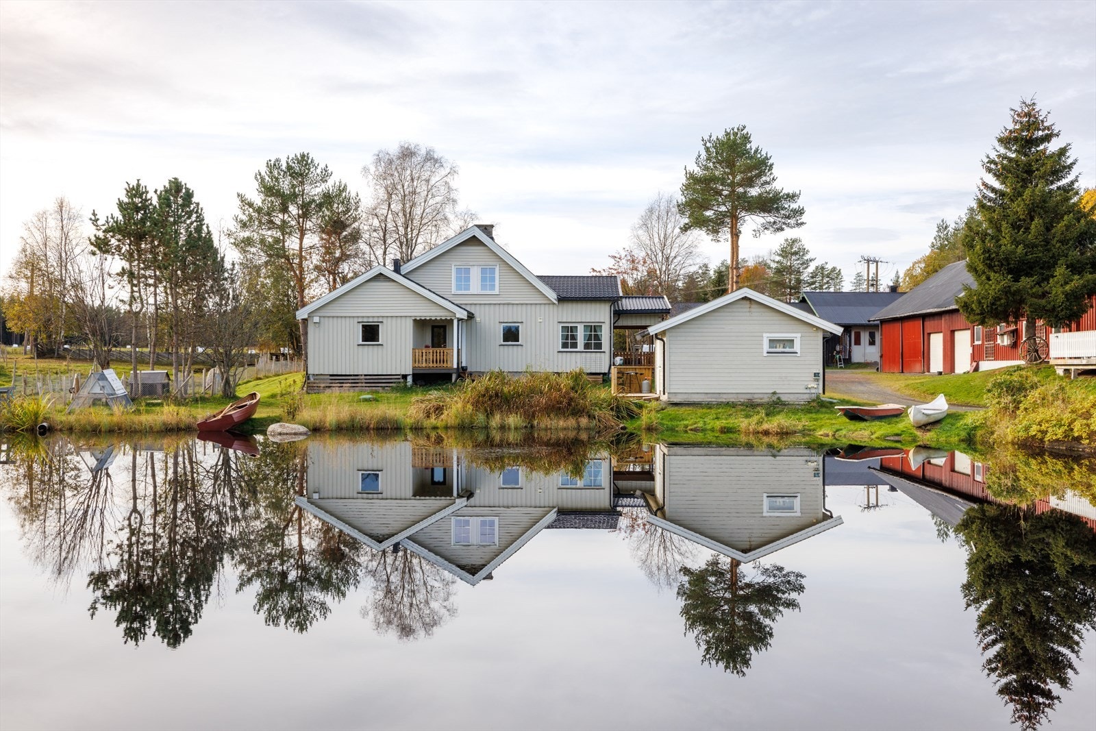 På gården er det også flere driftsbygninger og fjøs. Galleribilde