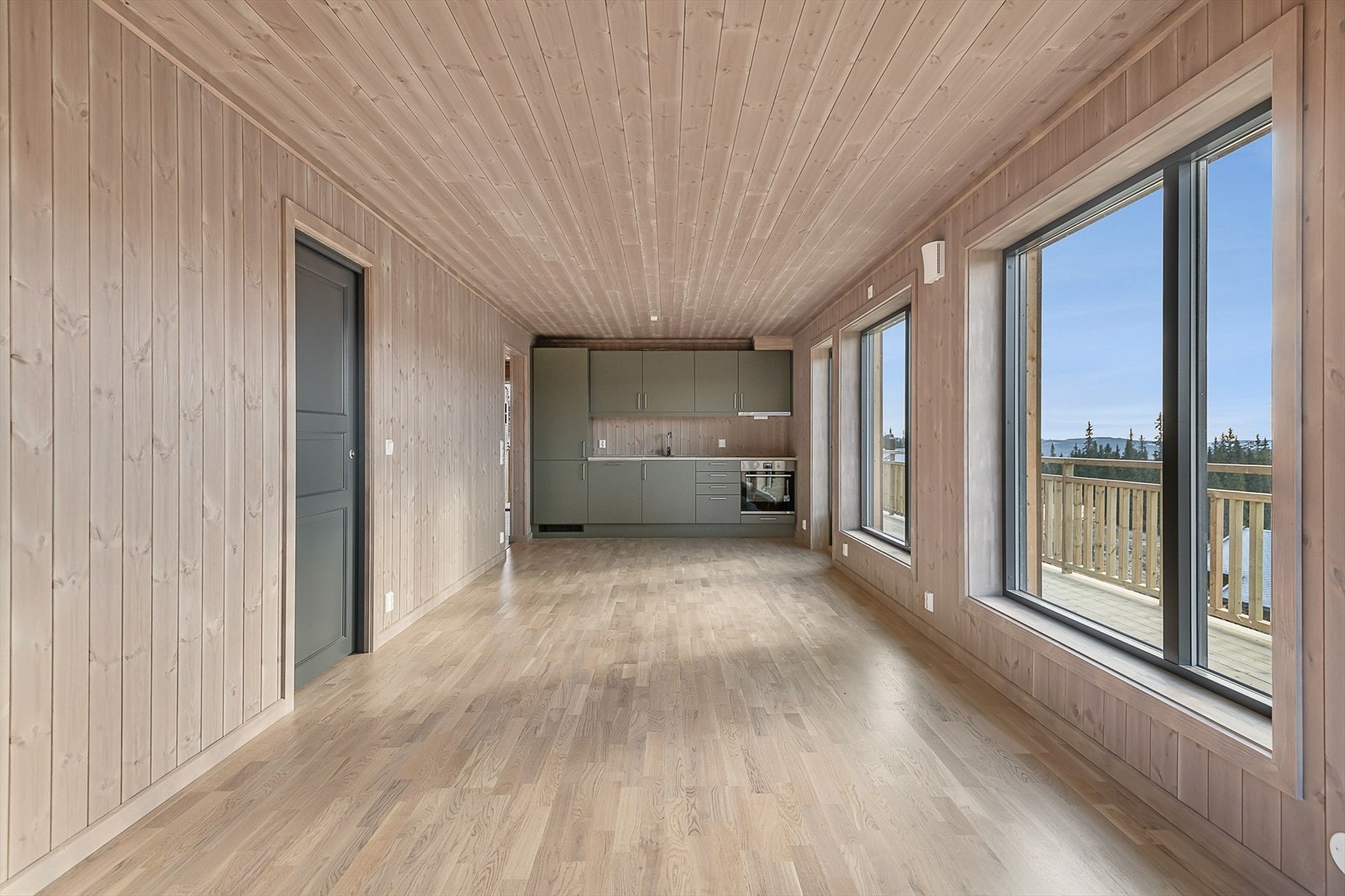 Mulighet for spisebord mellom stue og kjøkkendelen. Praktisk og noe som vil fungere som ett naturlig skille mellom sonene. Galleribilde