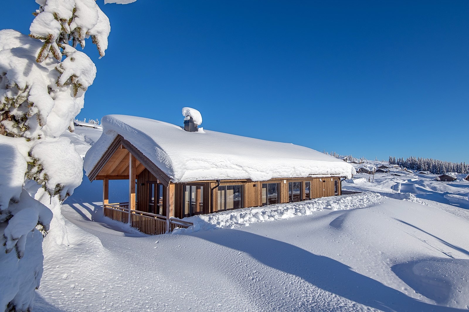 Nyoppført Tinde-hytte av typen Driv 75 som er arealeffektiv med 3 soverom, 2 bad og en romslig innebod. Galleribilde