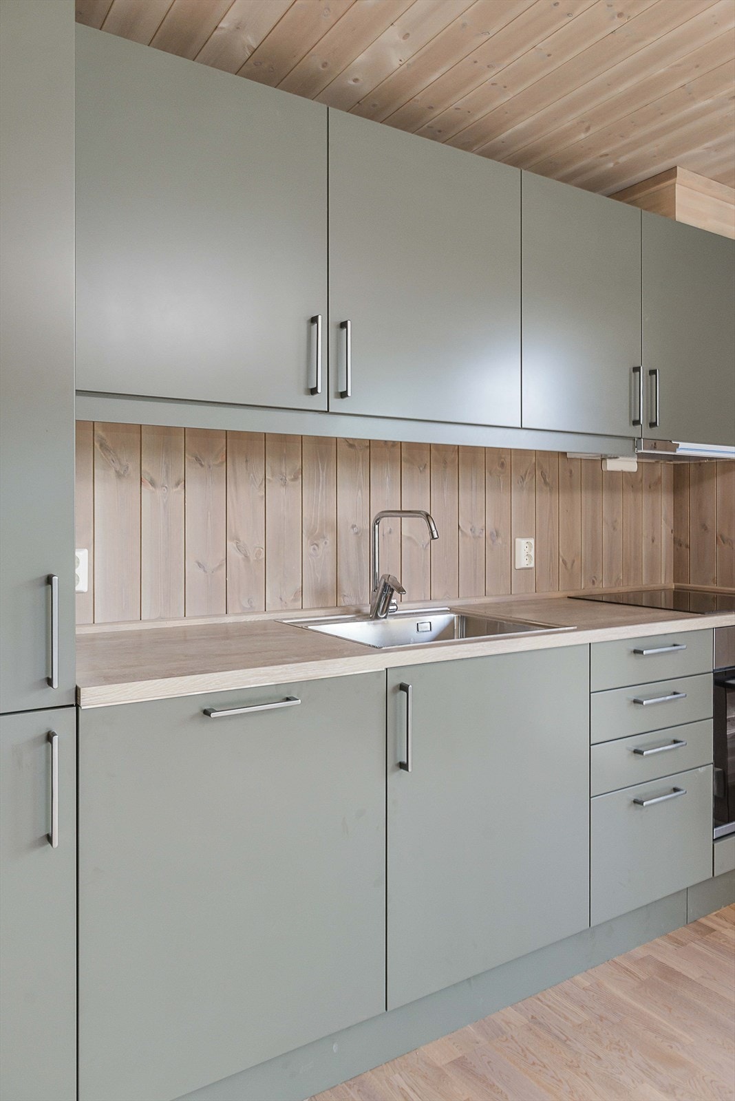 Det er integrerte hvitevarer som komfyr med induksjonstopp, oppvaskmaskin og kombinert kjøl-/fryseskap. Galleribilde