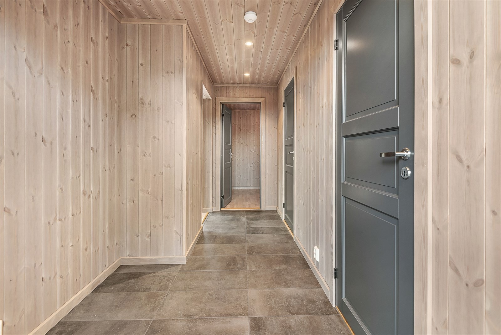 Det er avsatt god plass til både sko og klesavheng, eller garderobeskap hvis det skulle være ønskelig. Galleribilde