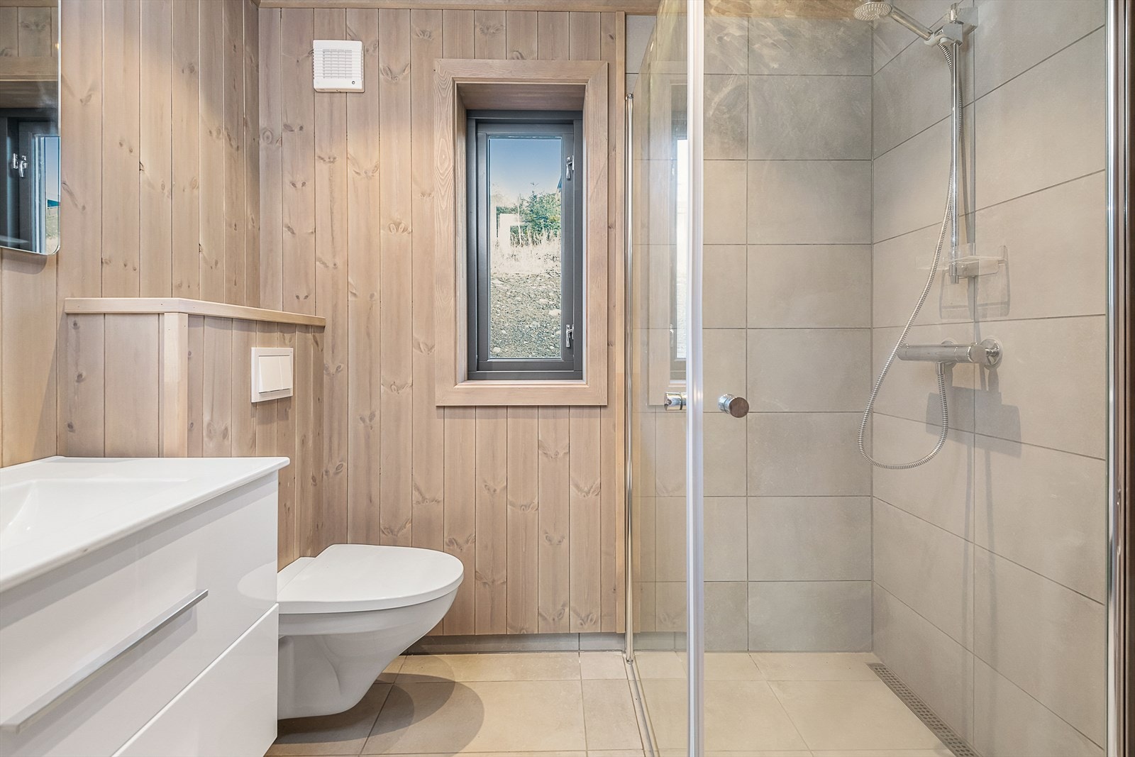 Dusjhjørne med Unidrain slukrenne, Grohe dusjarmatur og med dusjvegger i glass. Galleribilde