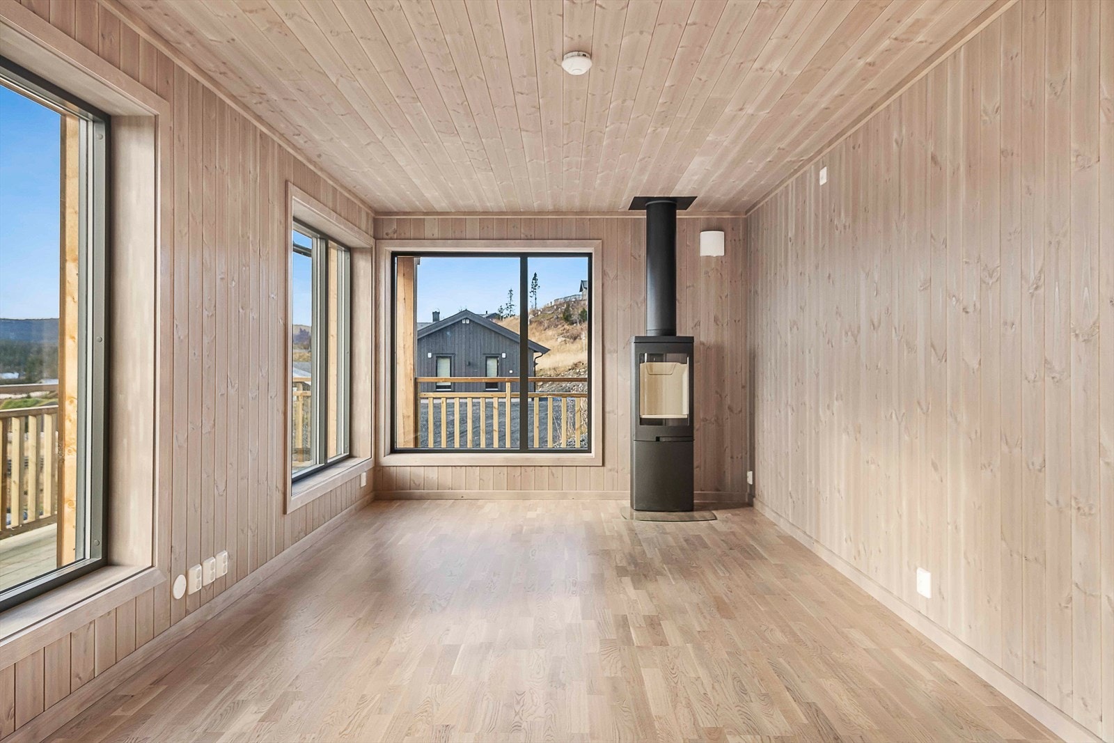 De store vindusflatene bidrar med masse naturlig lys. Galleribilde