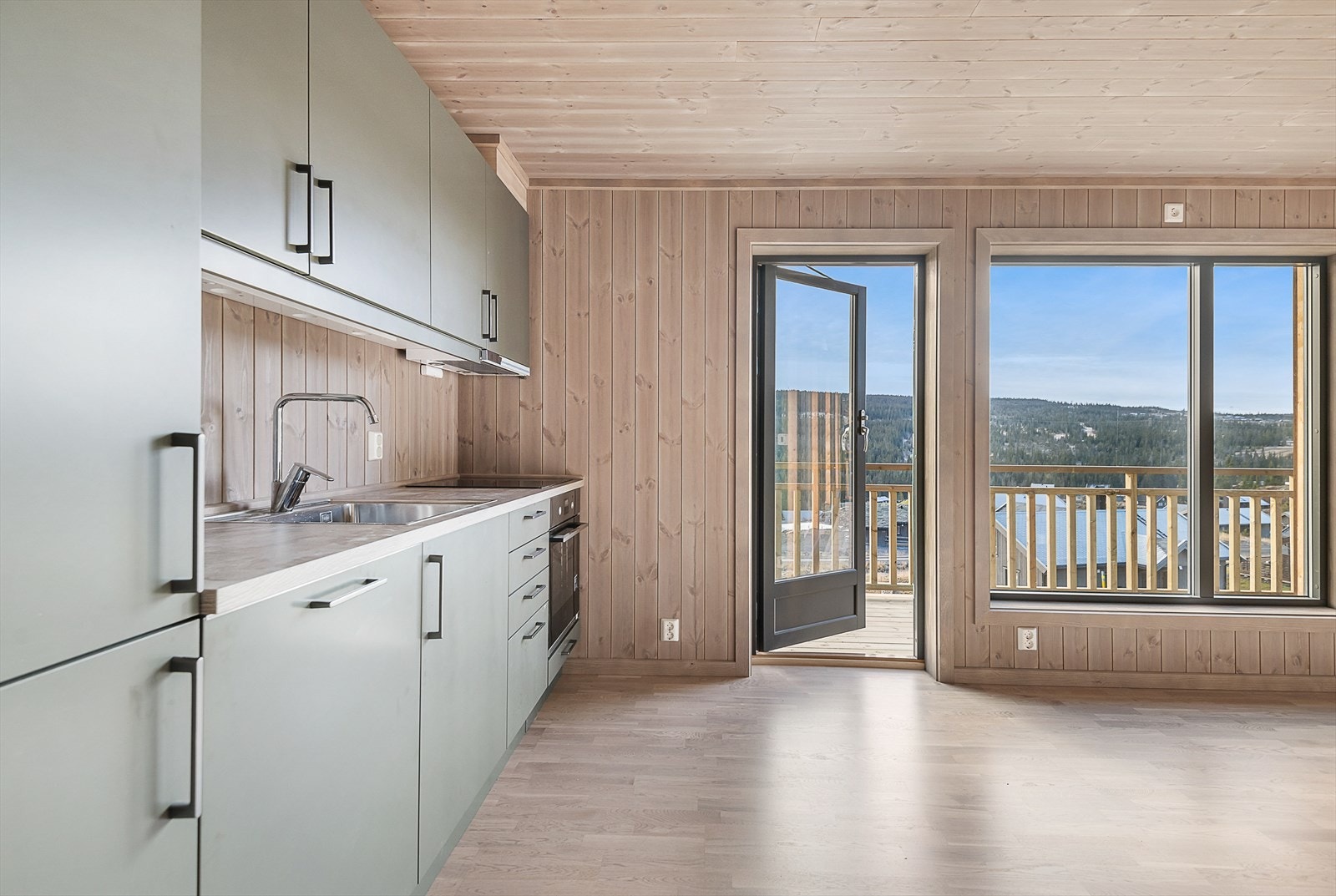 Moderne innredning fra Sigdal av typen "Uno palett" i tidsriktig grønntone. Galleribilde