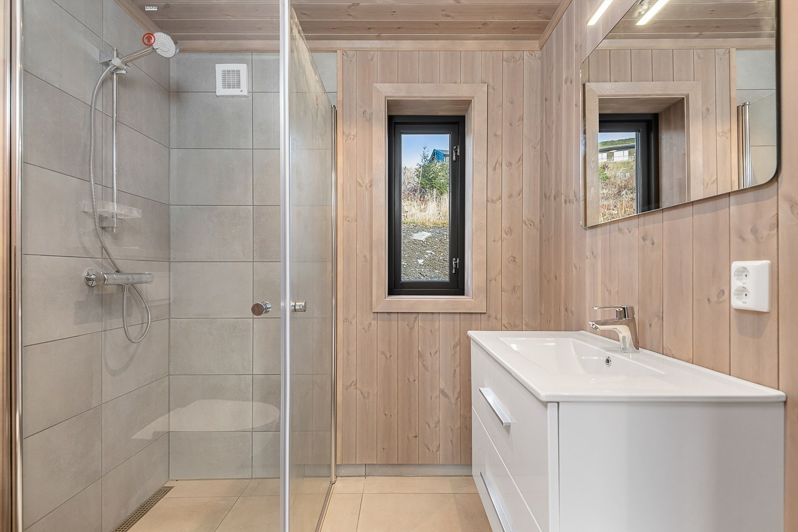 Hytta har 2 delikate bad - ett med tilgang fra entréen og ett fra stuen via soveromsgangen. Galleribilde