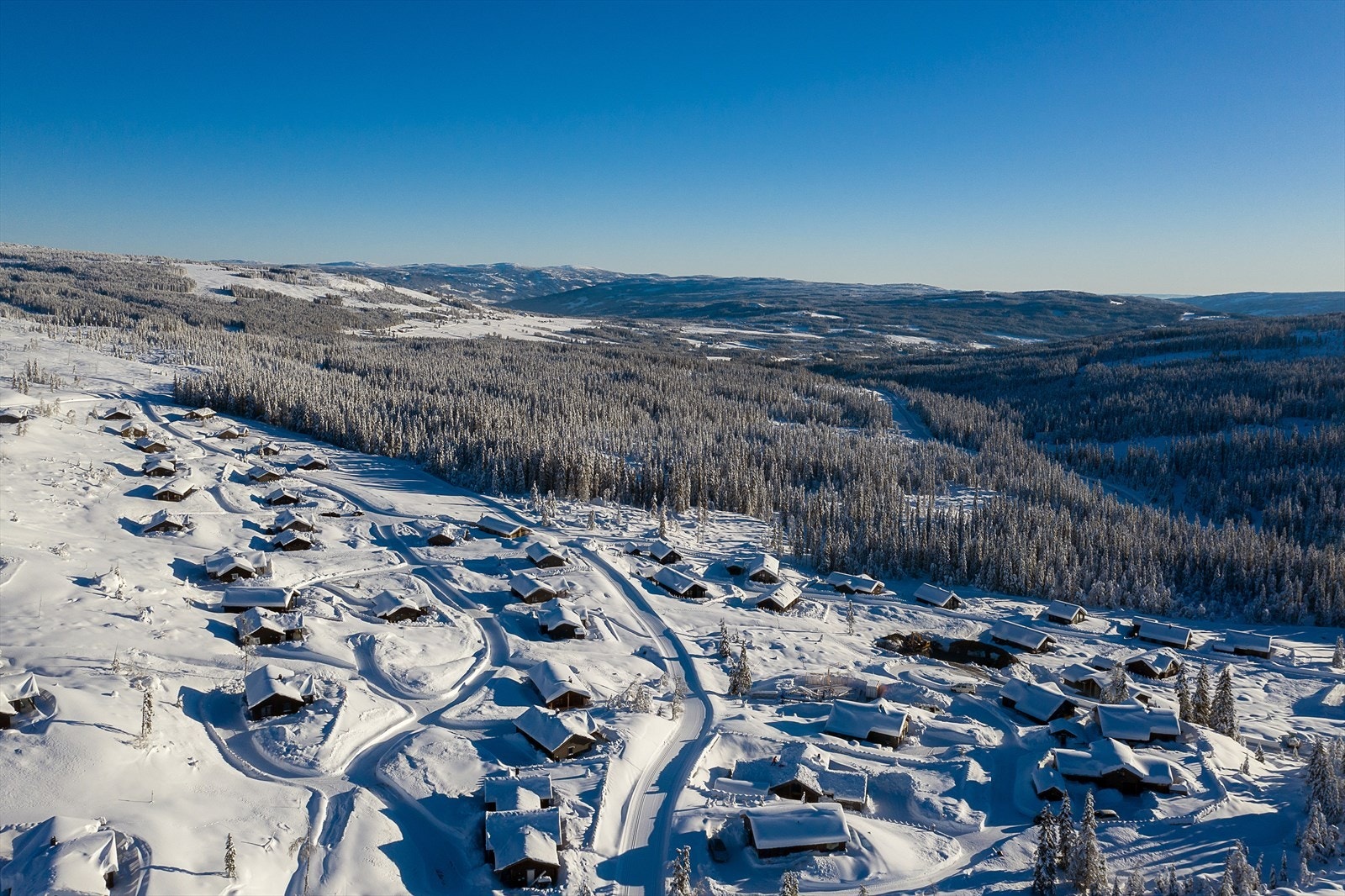 Området ligger ca. 700 m.o.h. og er rolig og fint beliggende rett inntil skiløyper, alpinanlegg og sykkelstier på Skeikampen. Galleribilde