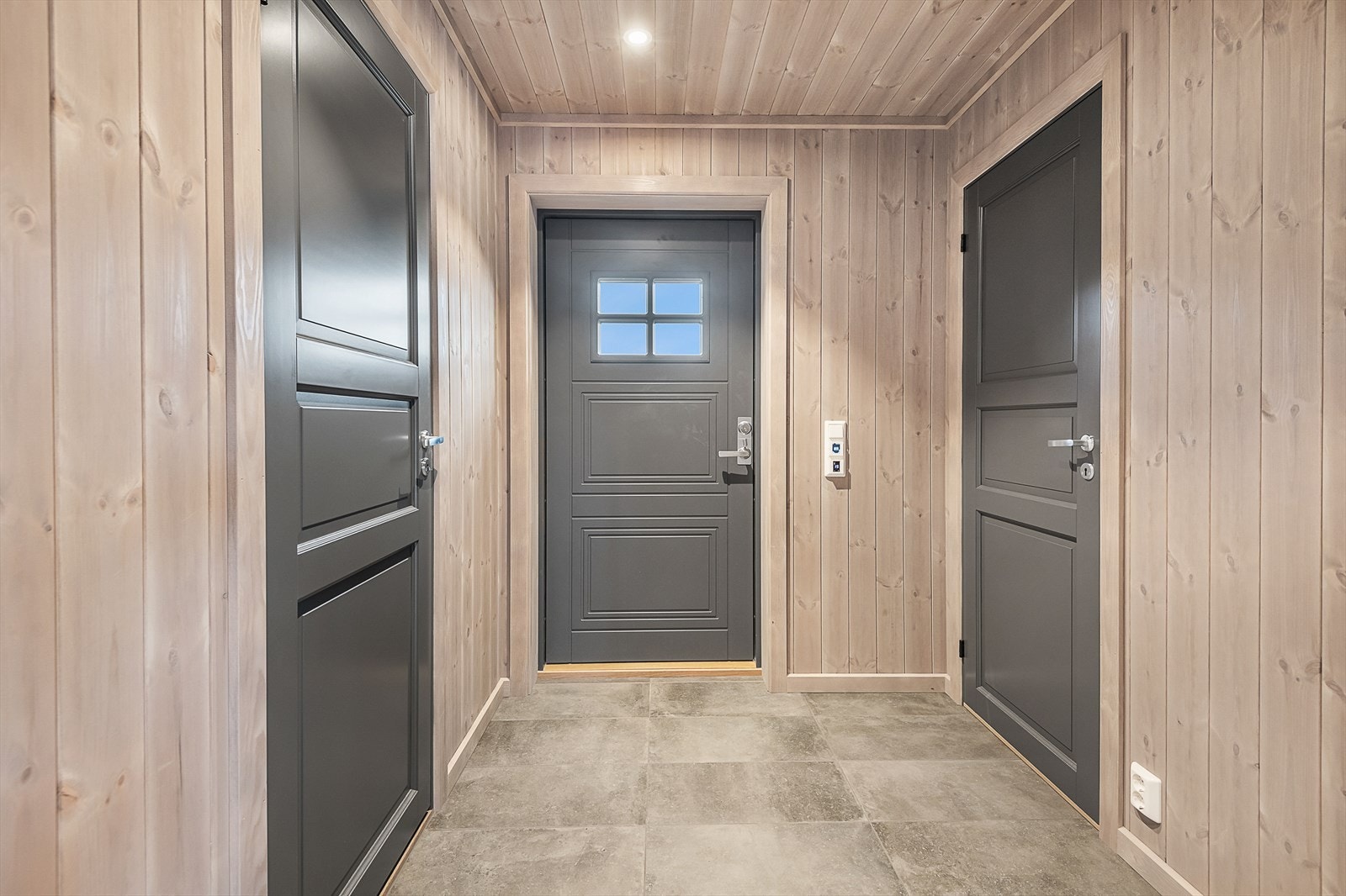 Romslig entré med flislagt gulv. Bod til venstre, soverom til høyre. Galleribilde