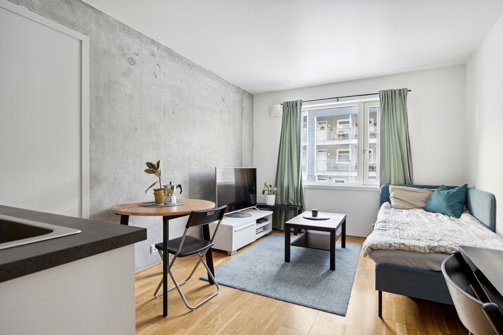 Kjøkken/oppholdsrom i åpen løsning. Galleribilde