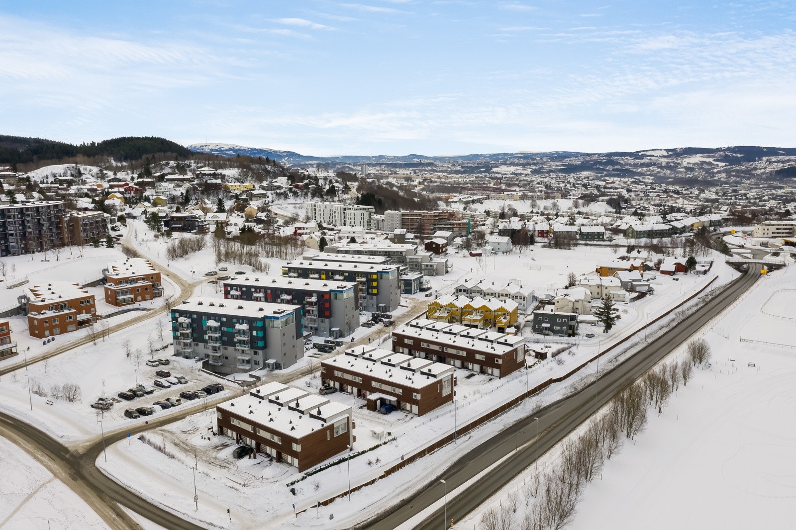 Borettslaget har stort parkeringsareal som er gratis for beboerne i borettslaget. Man kan også søke styret om p-plass i garasjekjeller. Galleribilde