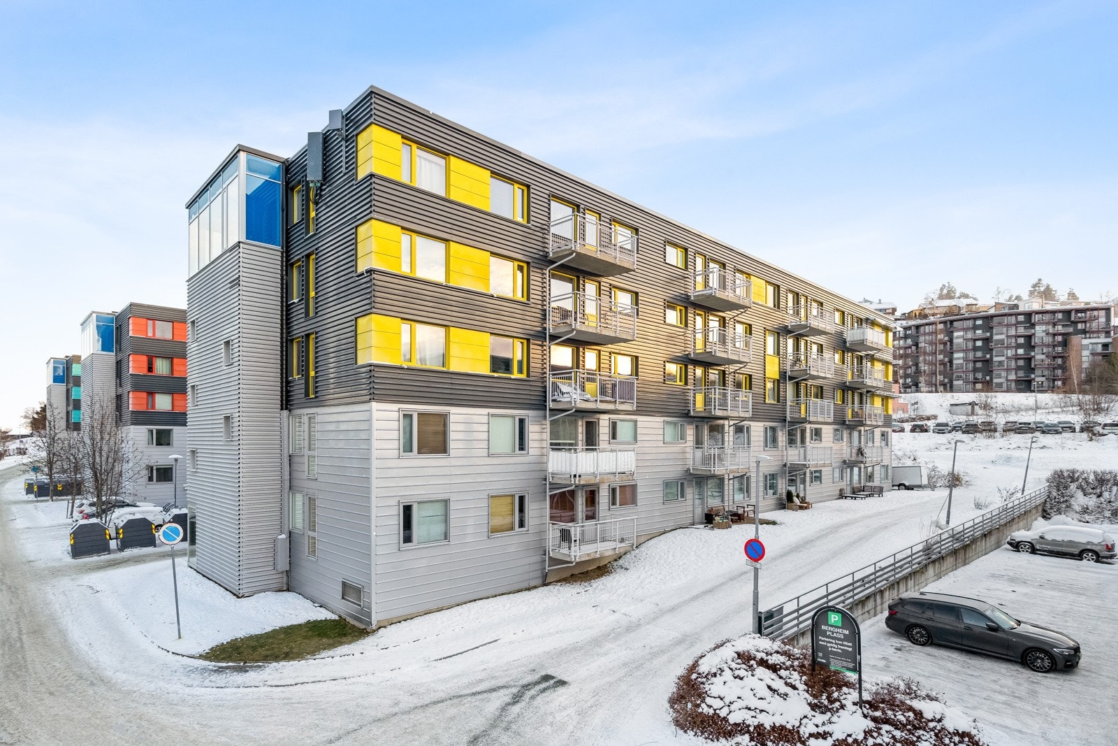 Lys og lettstelt 2-roms borettslagsleilighet med egen seperat 1-roms utleiedel. Galleribilde
