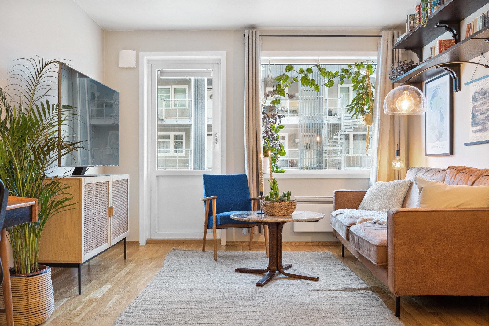 Stuen er med nymalte overflater og framstår lys og luftig. Galleribilde