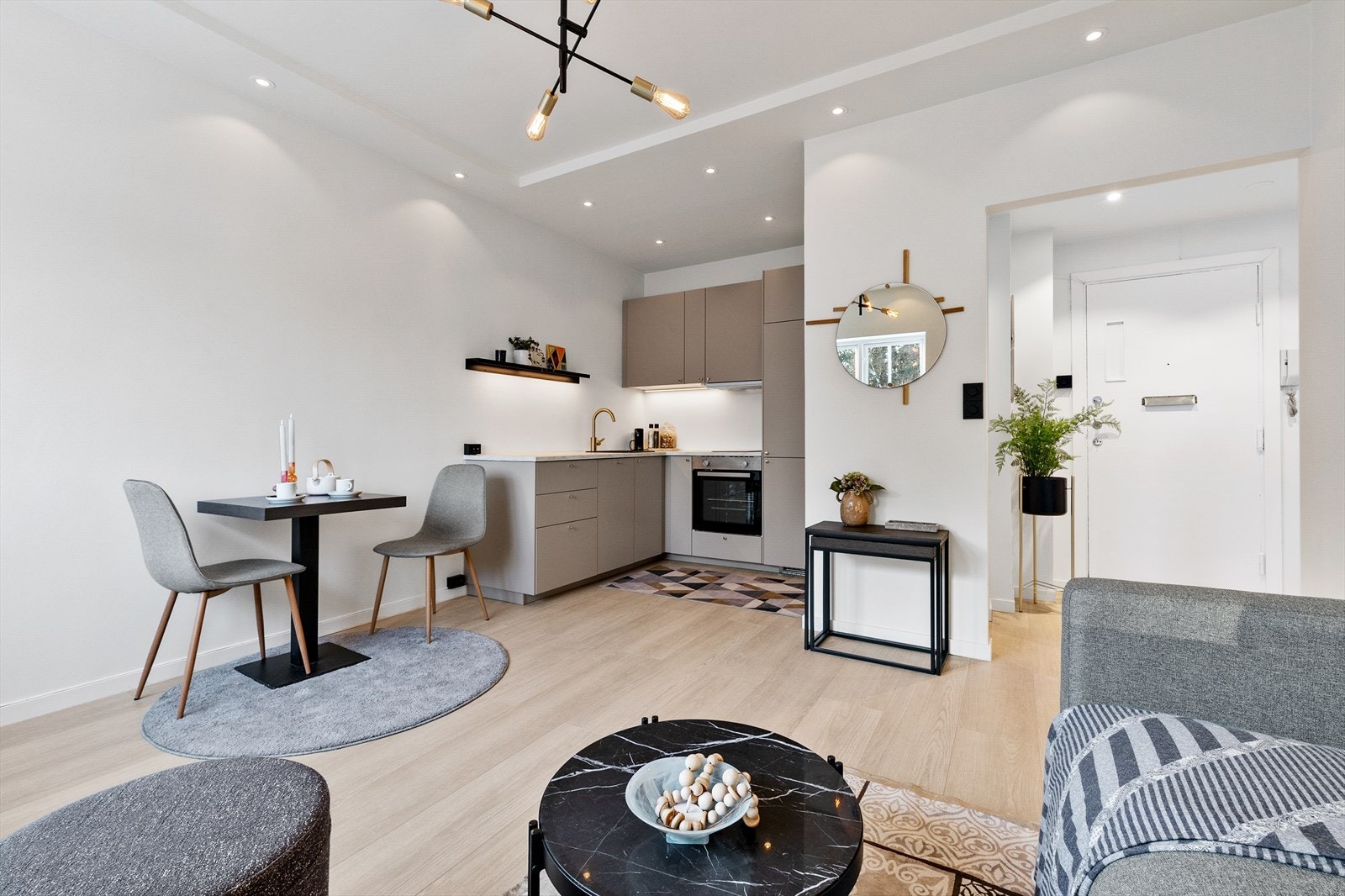 Stue med åpen kjøkkenløsning gir utgangspunktet for et godt atmosfære. Galleribilde