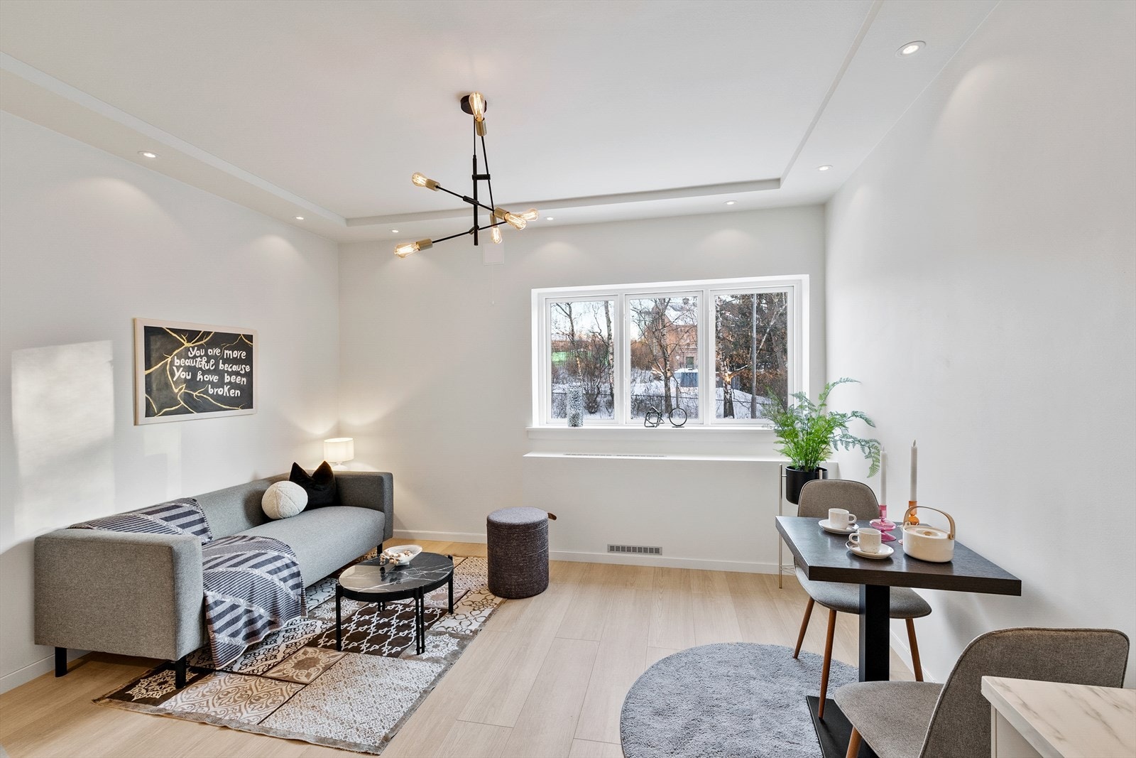 Lys og pen stue med store vindusflater skaper et hyggelig hjem. Galleribilde