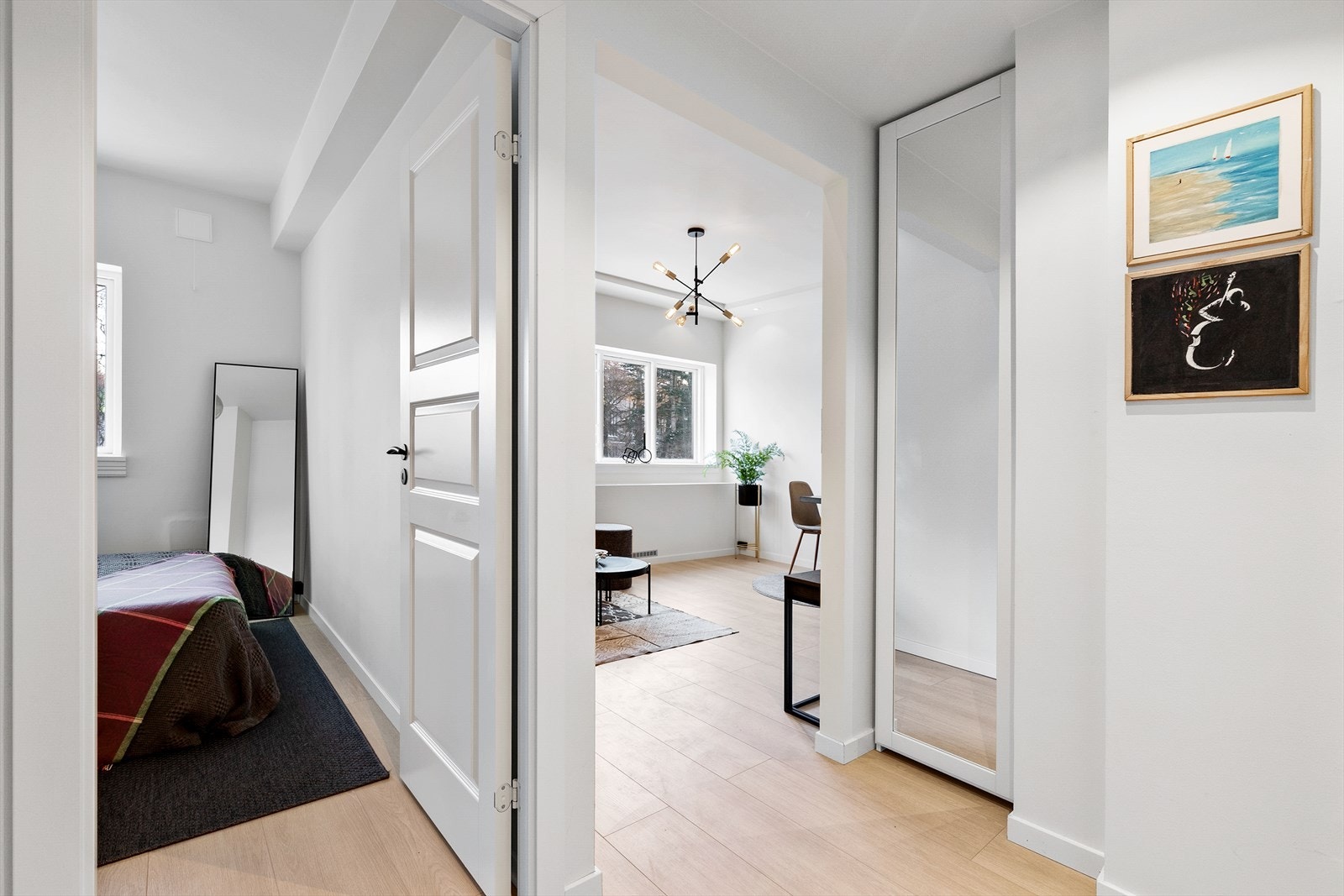 Fra stuen er det adkomst til soverommet. Galleribilde