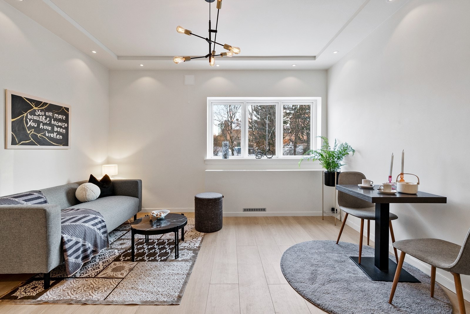 Stuen har godt med plass til sofa og annet møblementer. Galleribilde