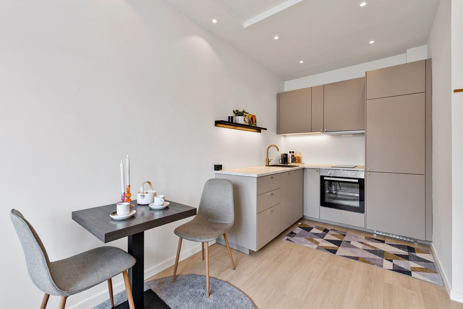 Benke- og overskap med profilerte fronter av laminat. Galleribilde