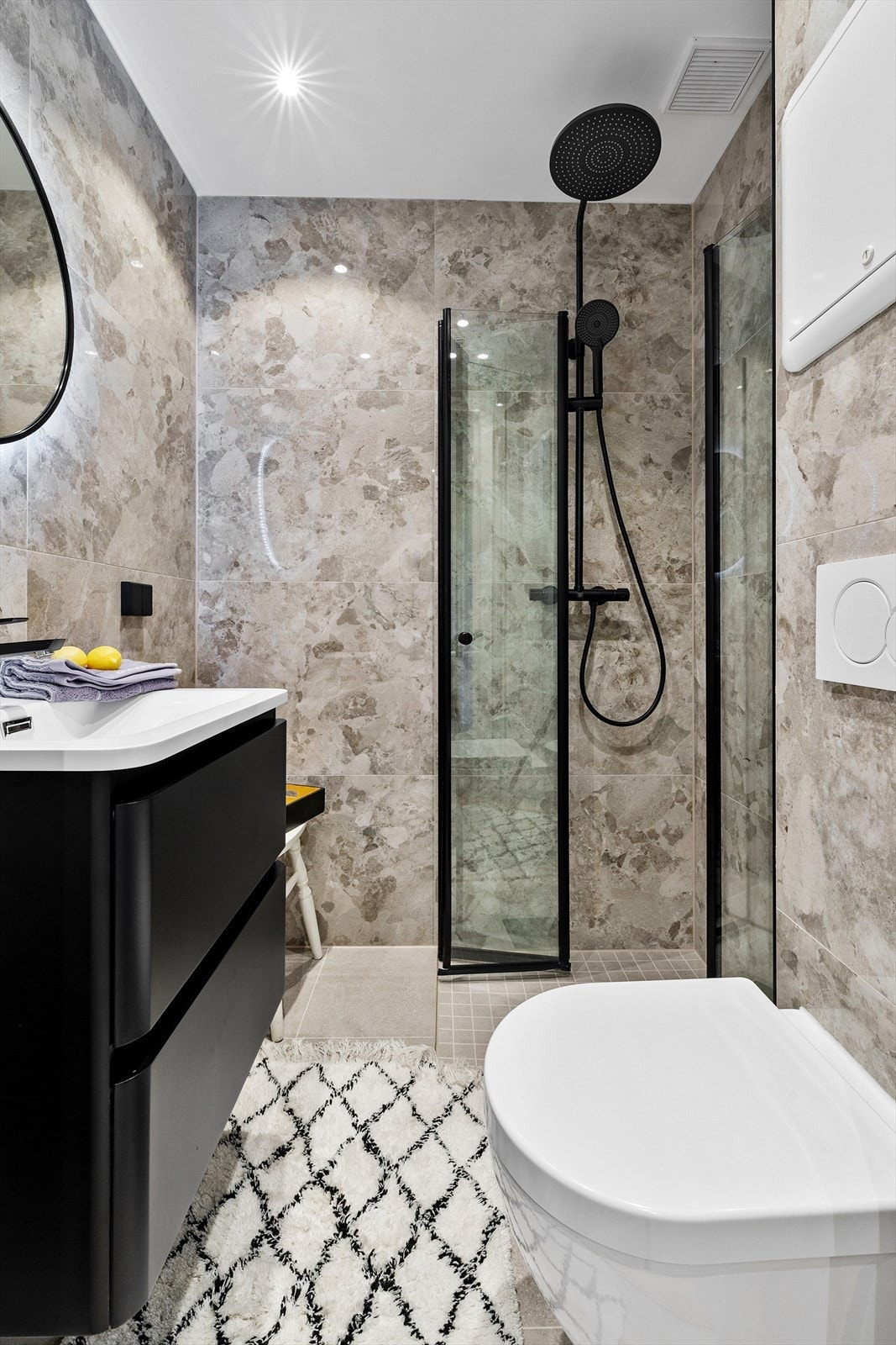 Lyst og behagelig bad med dusjhjørne med to foldbare glassdører. Galleribilde