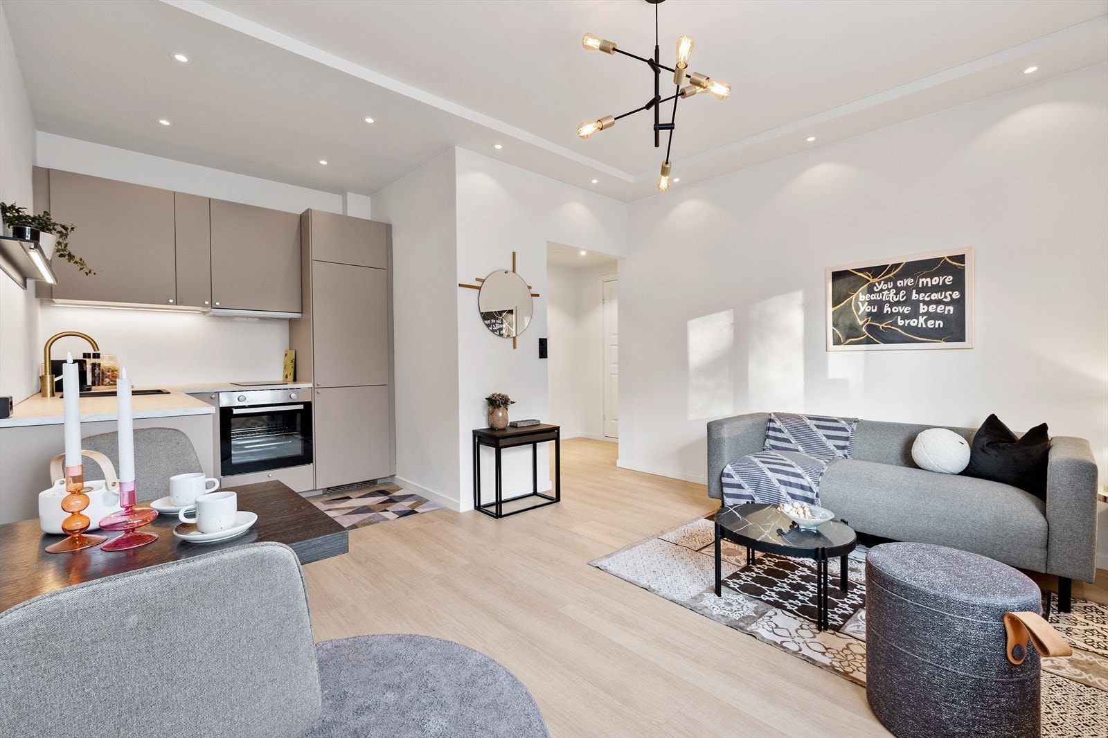 Leilighetens gode planløsning gjør møblering etter ditt ønske enkelt. Galleribilde