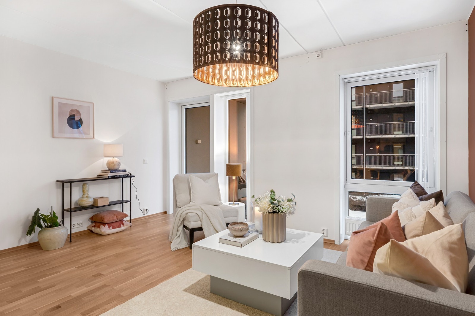 God plass til hyggelig sofagruppe, spisebord og TV-krok på stuen. Galleribilde