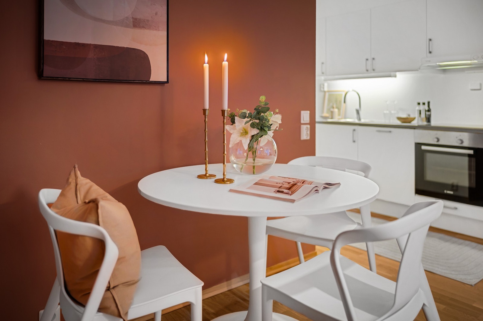 God plass til spisebord ved kjøkkensone. Galleribilde