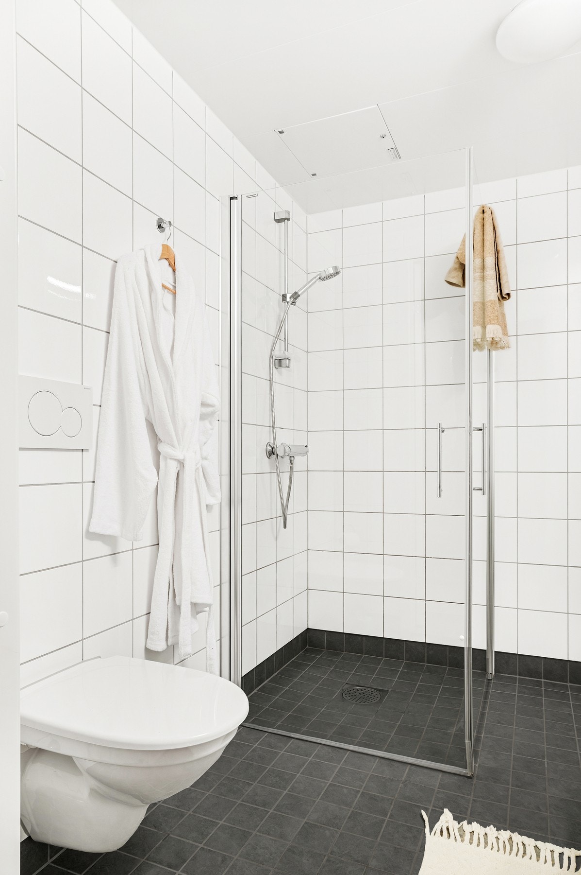Stor dusjsone og vegghengt WC. Galleribilde