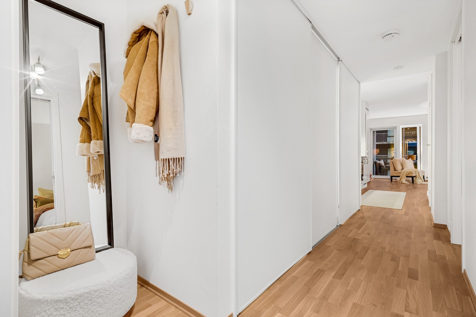Entré med romslig skyvedørsgarderobe. Galleribilde