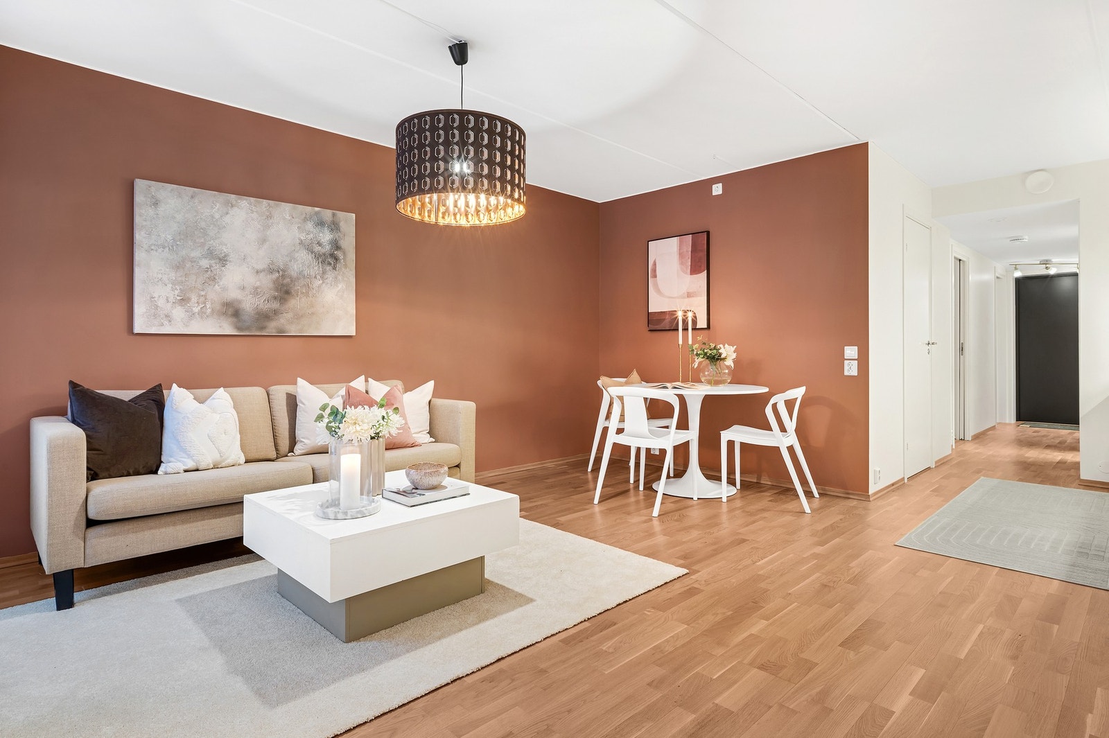 Stuen er på 22,4 kvm og er lett å innrede. Galleribilde