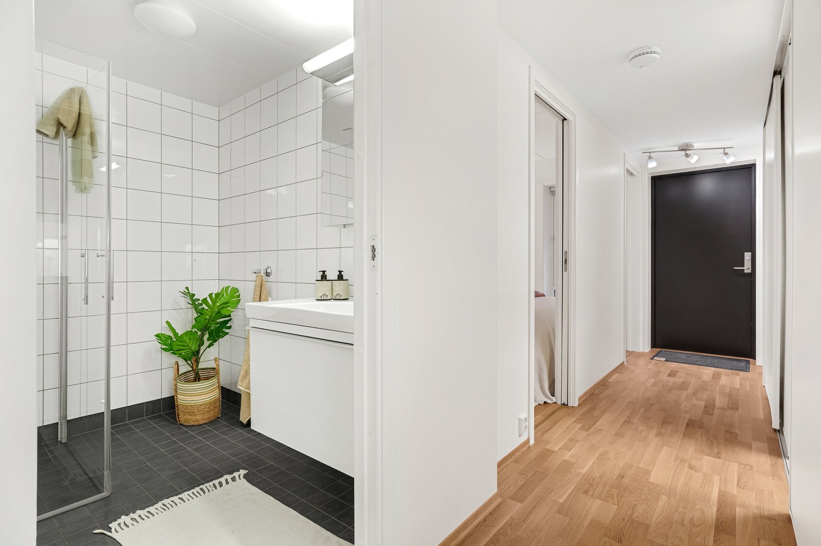 Lett tilgang til baderom fra entrè. Galleribilde