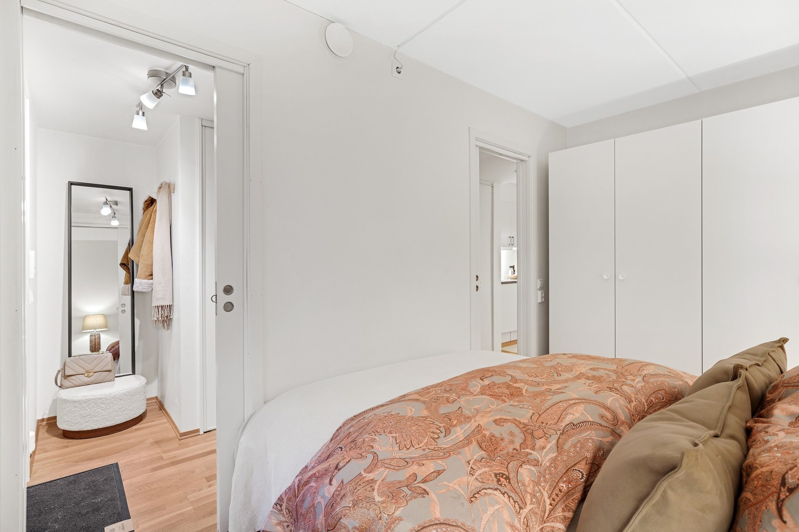 Soverommet har god plass til både dobbeltseng og garderobeløsning. Galleribilde