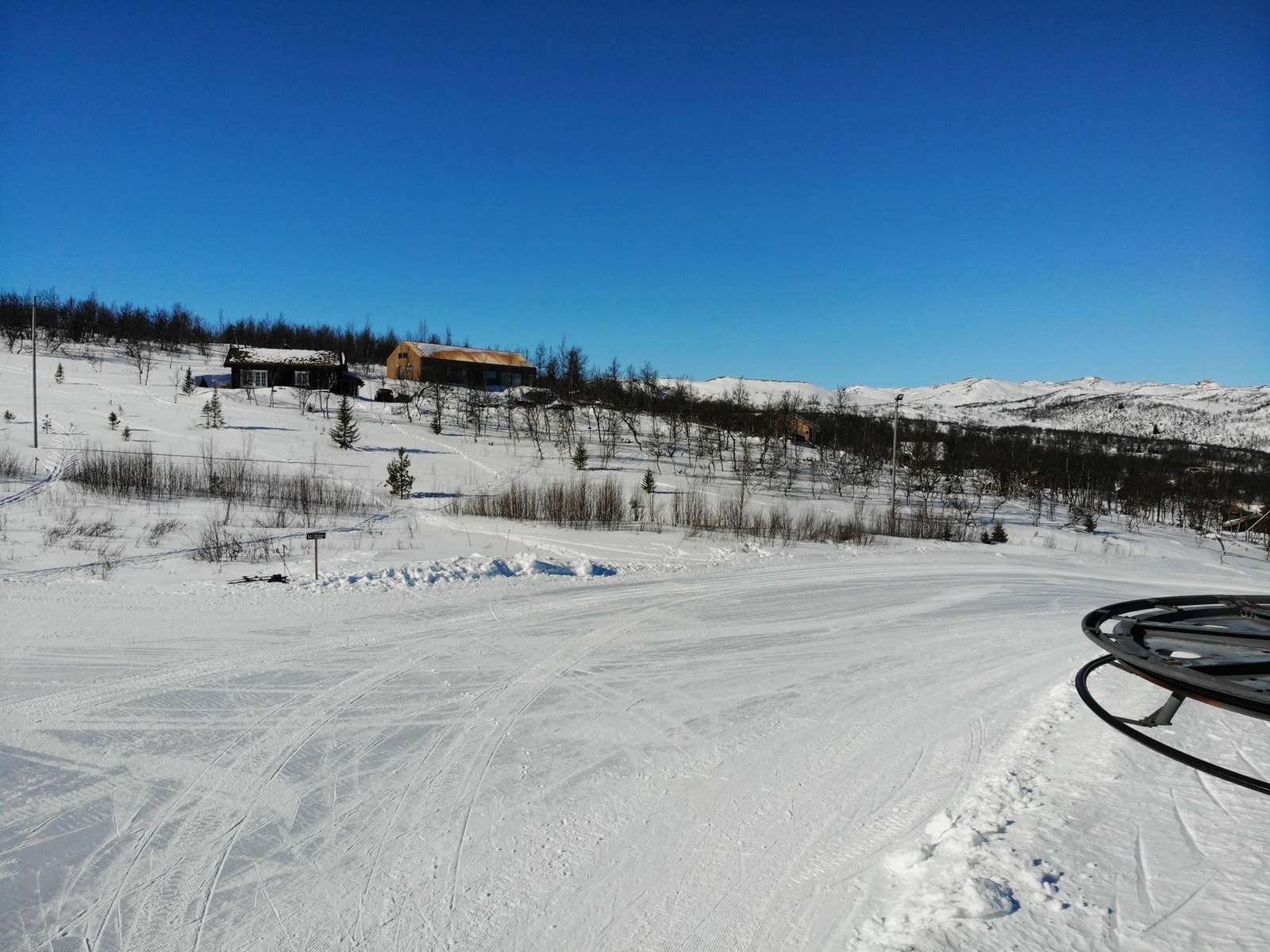 Utsikt mot tomt fra toppen av stolheisen Galleribilde