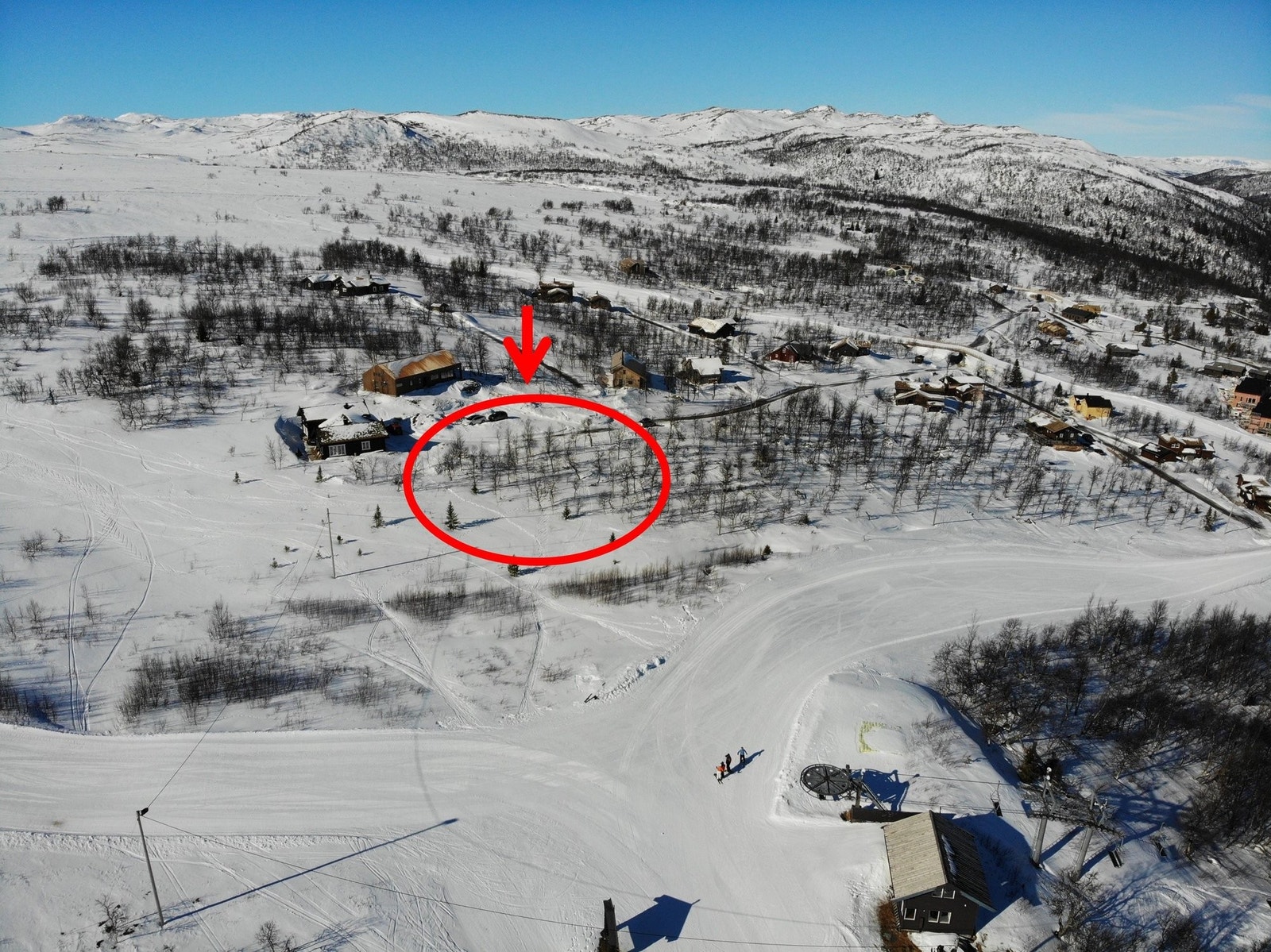 Sjelden mulighet i "Hjertet" i Uvdal Alpinsenter. Hyttetomt med kanskje den beste beliggenheten selges. Ski in-ski out for langrenn og alpint og sol hele dagen. Galleribilde