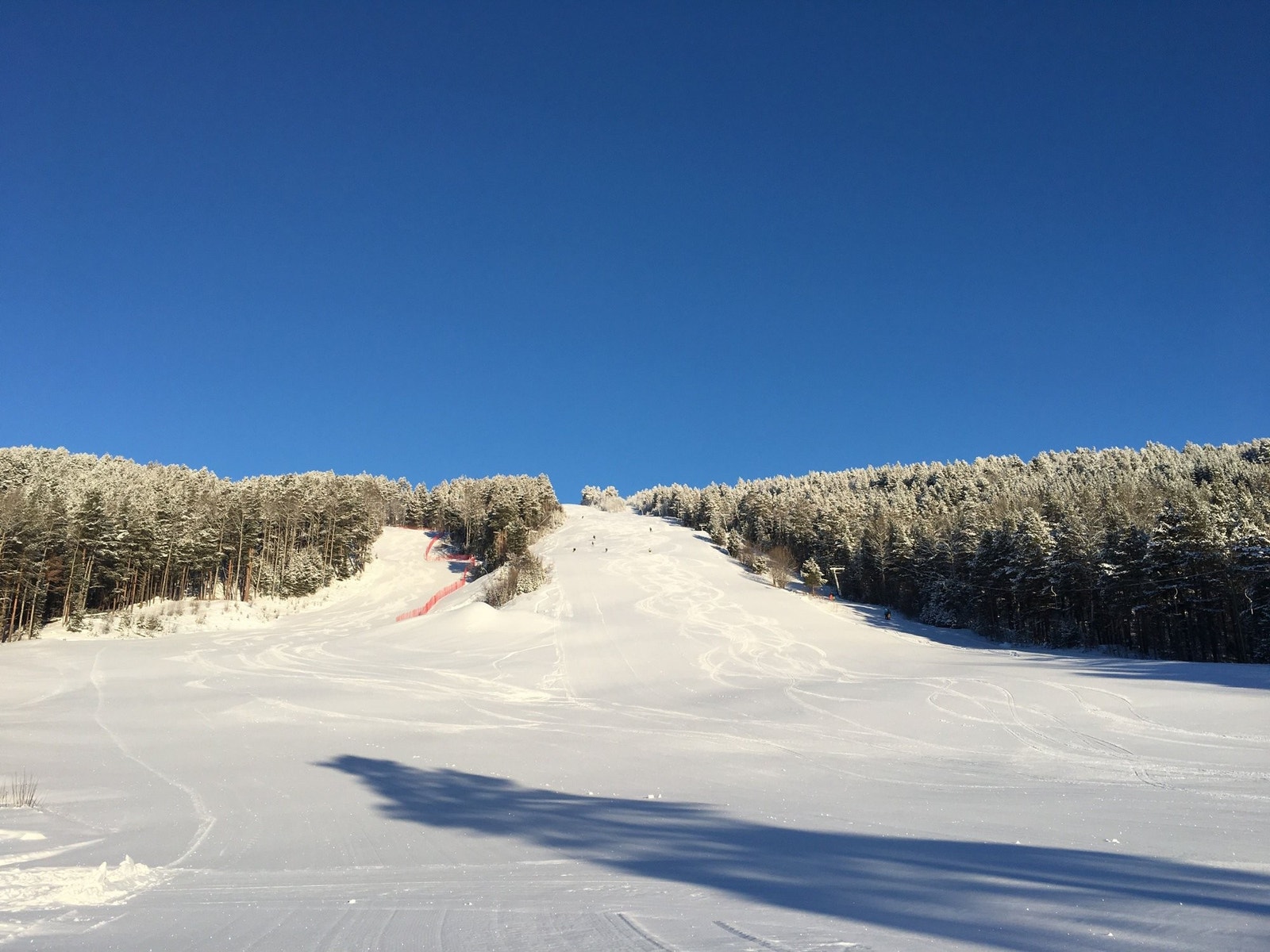 Alpinparken på andre siden av dalen mot Dagali hører til skisenteret. Galleribilde