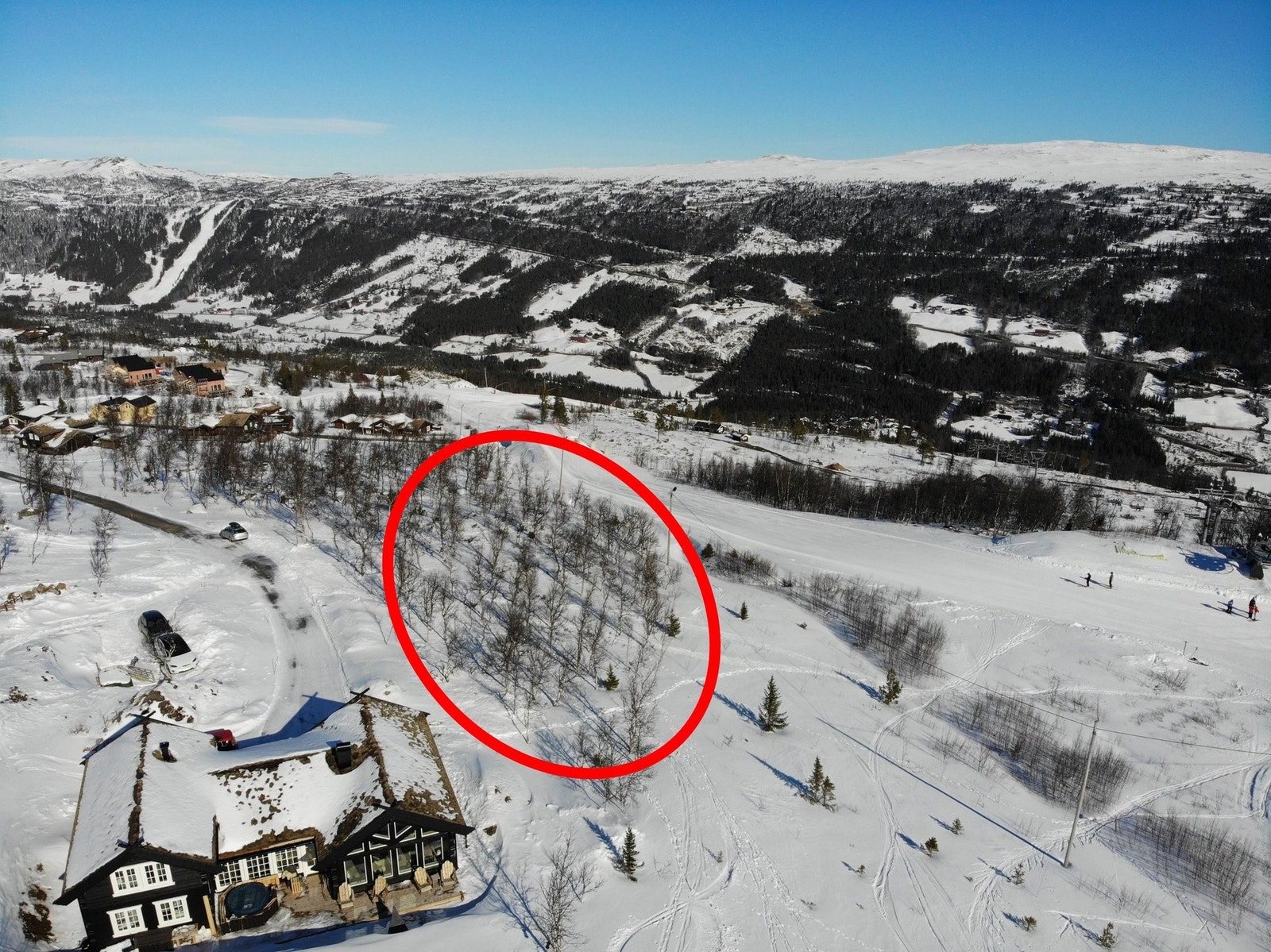 Tomten ligger solrikt til med utsikt utover hele dalen. Galleribilde