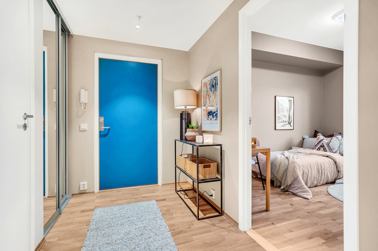 I leilighetens entré er det godt plass til å henge fra seg i skyvedørsgarderobe. Galleribilde