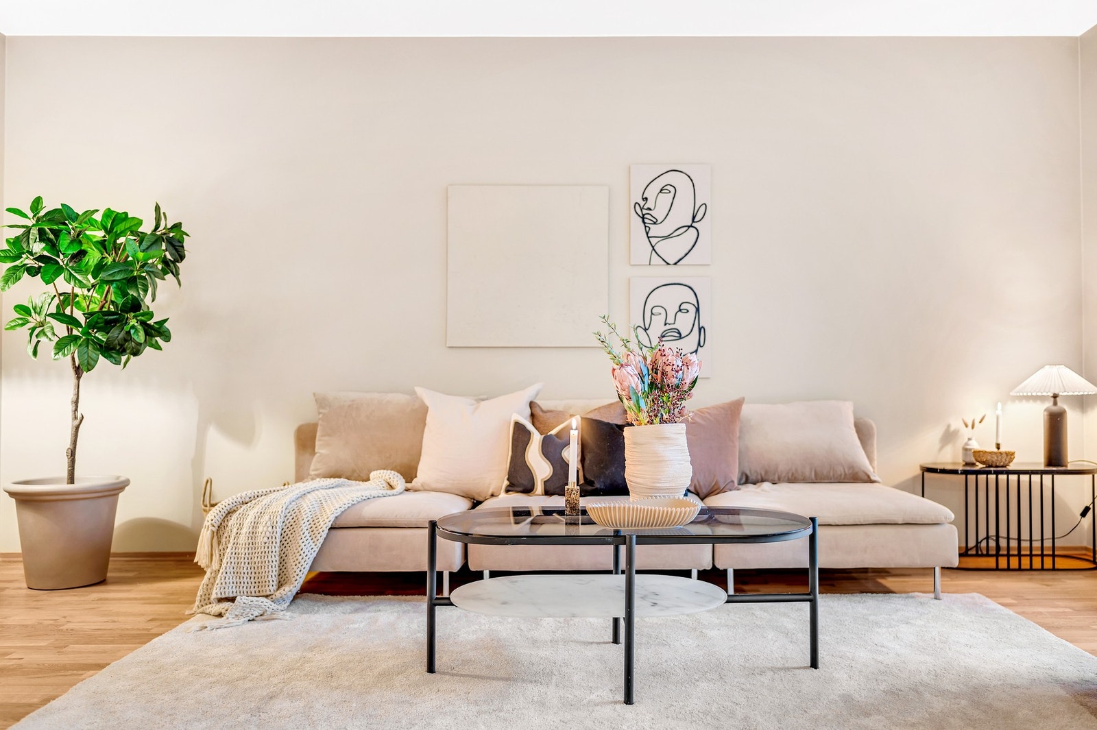 Her er det god plass til sittegruppe med tilhørende møblement. Galleribilde