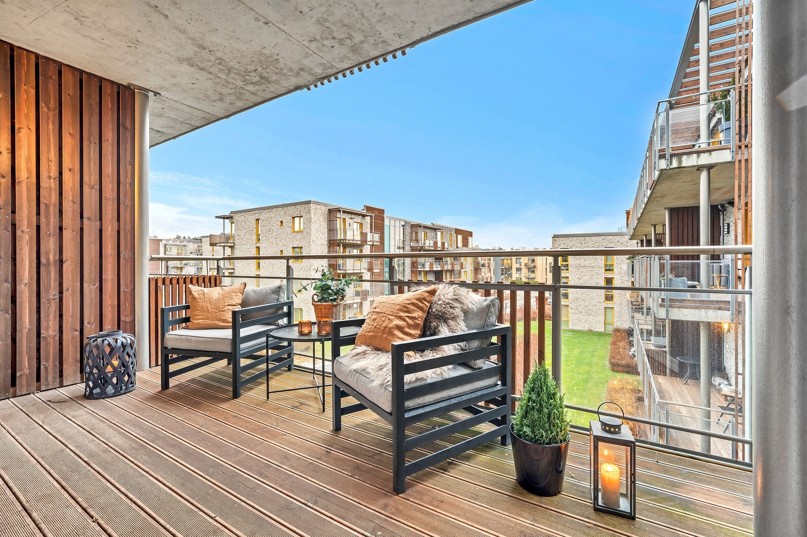 Fra stuen har man direkte utgang til én av leilighetens to balkonger. Galleribilde