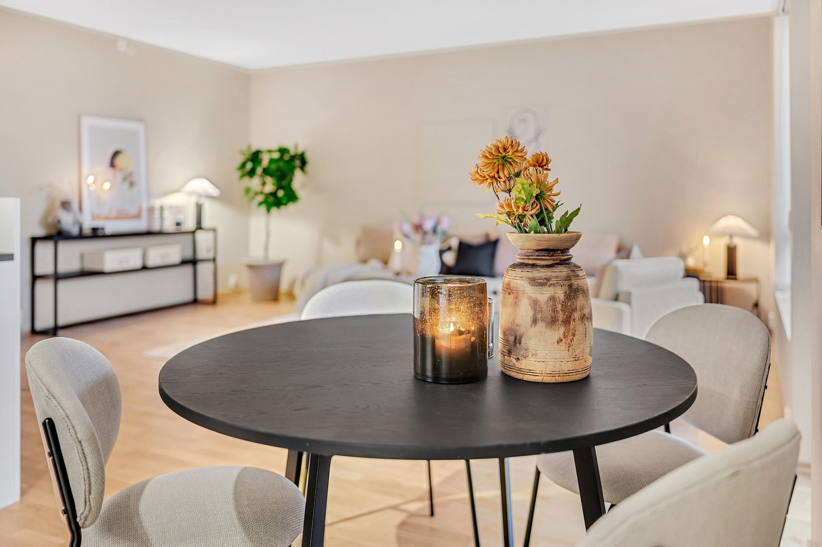 Spiseseksjonen finner sin naturlige plassering mellom stuen og kjøkkenet. Galleribilde