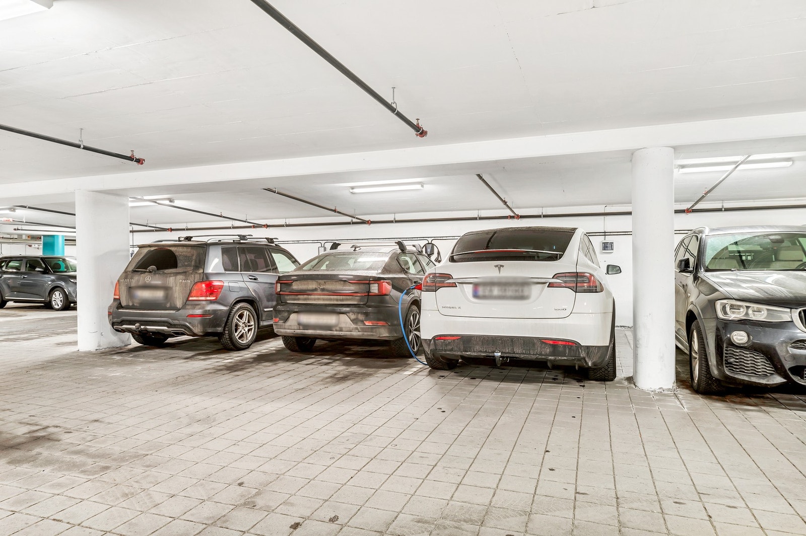 Leiligheten har 1 parkeringsplass i parkeringskjeller. Her er det installert el-billader. Galleribilde