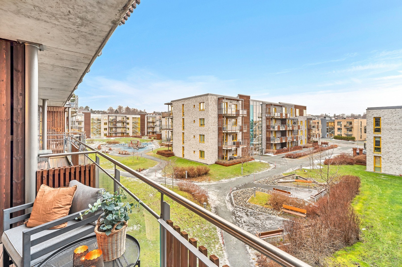 Balkongen er på 9,8 kvm. Her kan man nyte hyggelige sammenkomster med venner og familie. Galleribilde