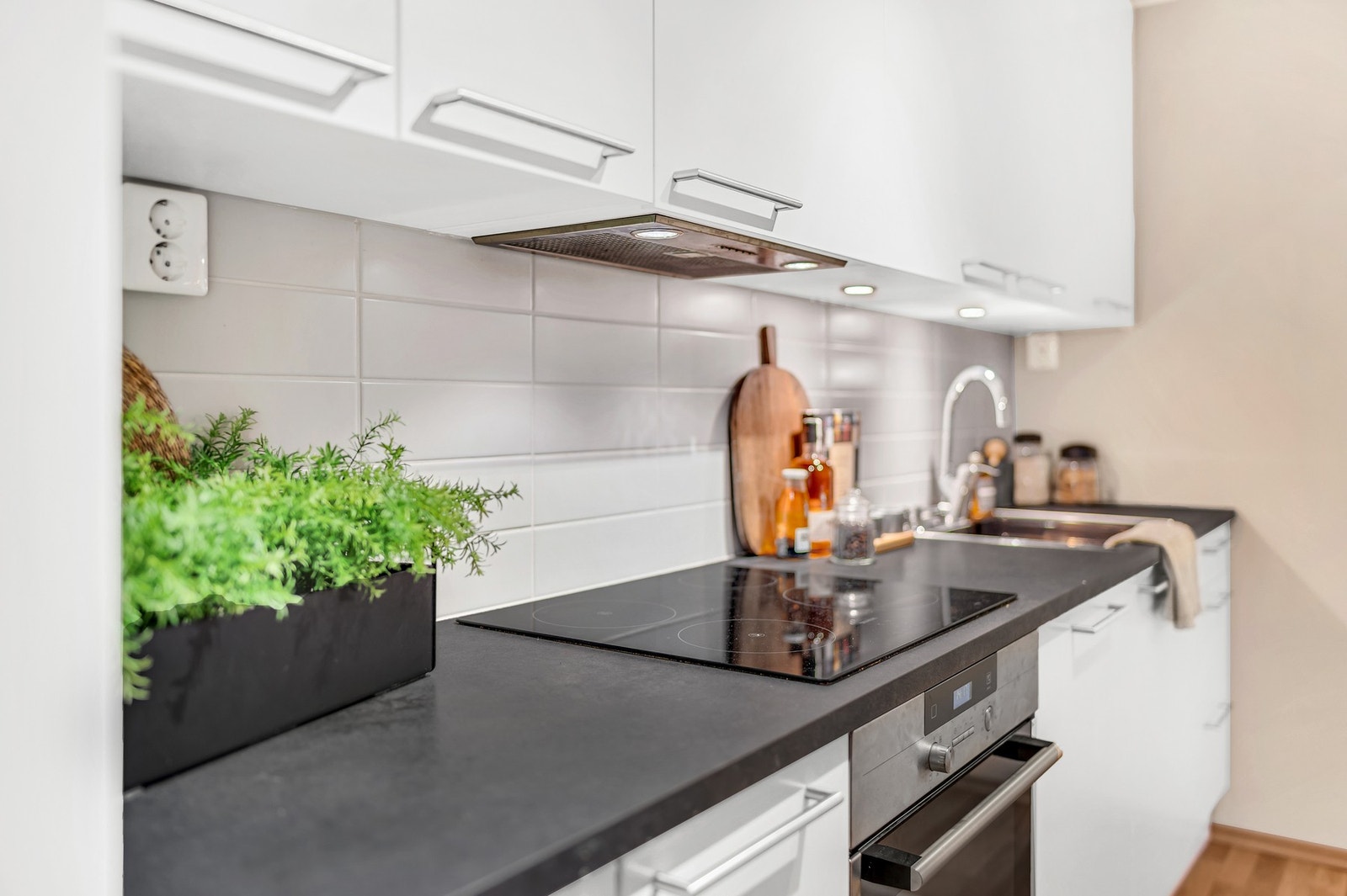 Kjøkkenet er fra byggeår og har blant annet kjøkkenventilator med avtrekk via boligens balanserte
ventilasjonsanlegg Galleribilde