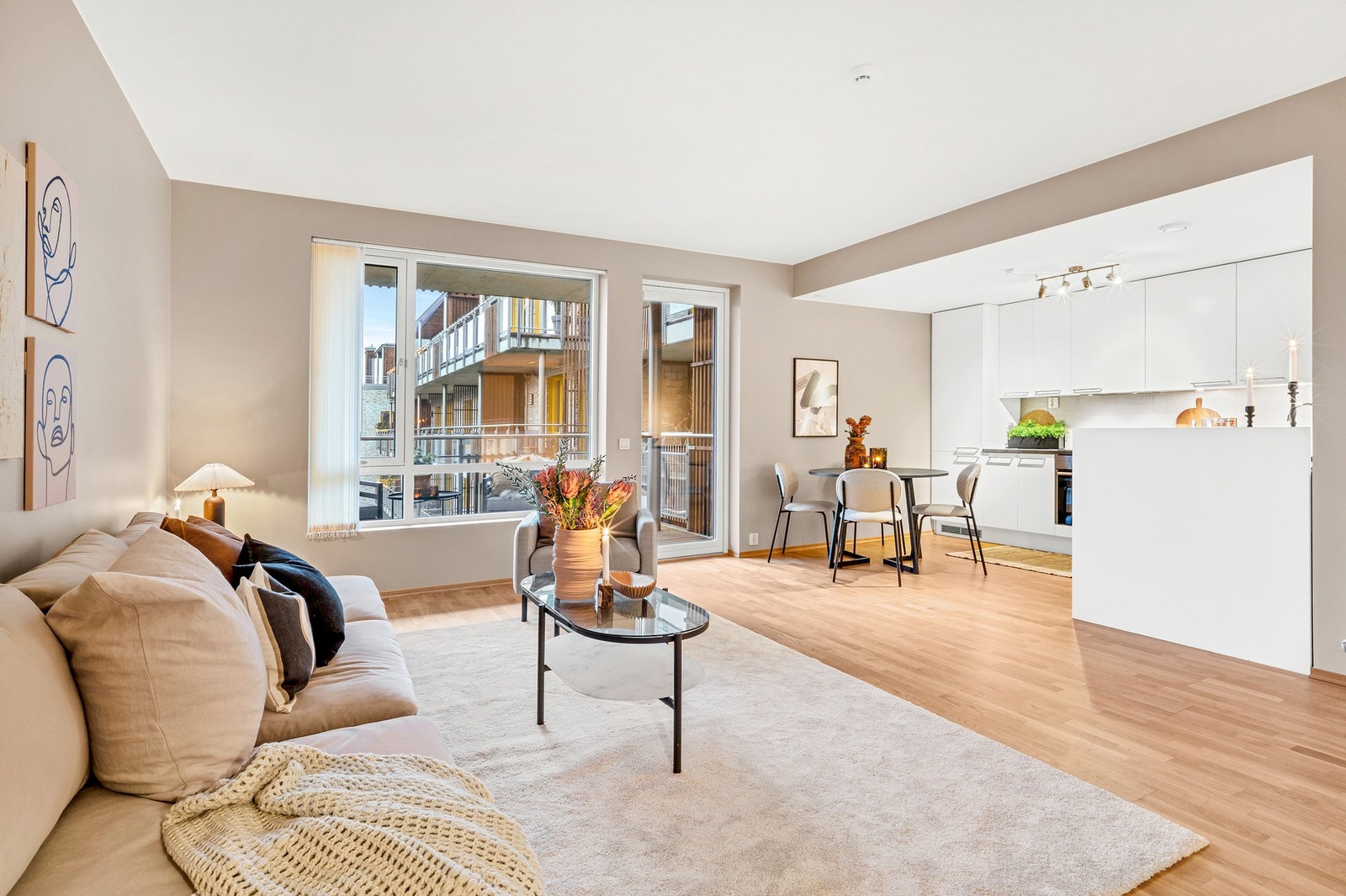 Camilla Forsland v/EiendomsMegler 1 har gleden av å presentere en meget flott leilighet i Strindfjordvegen 12! Galleribilde