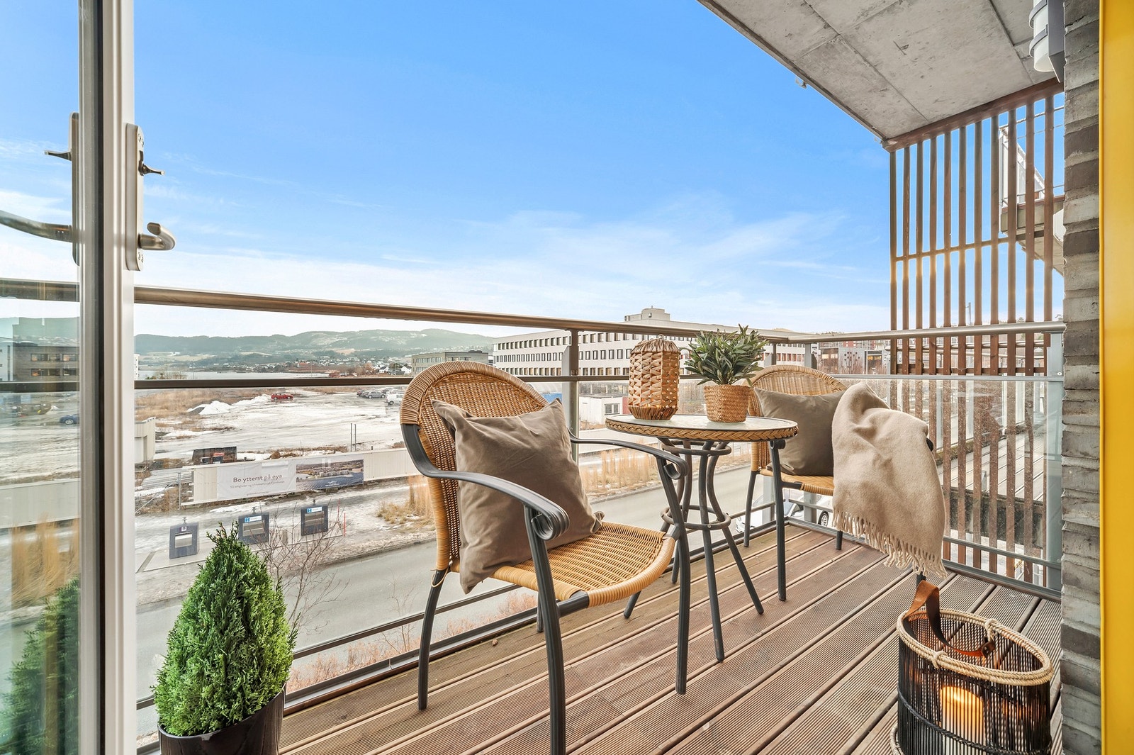 Fra soverommet har man utgang til leilighetens andre balkong. Galleribilde