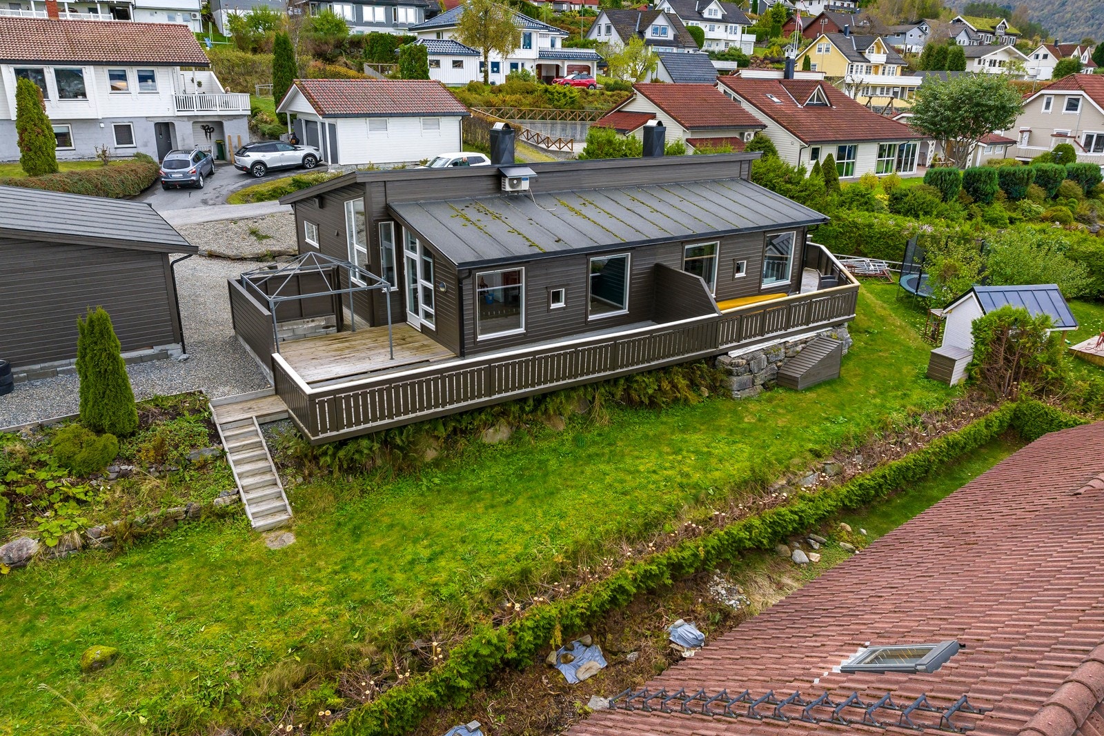 Boligen har stor veranda og flott utsikt Galleribilde