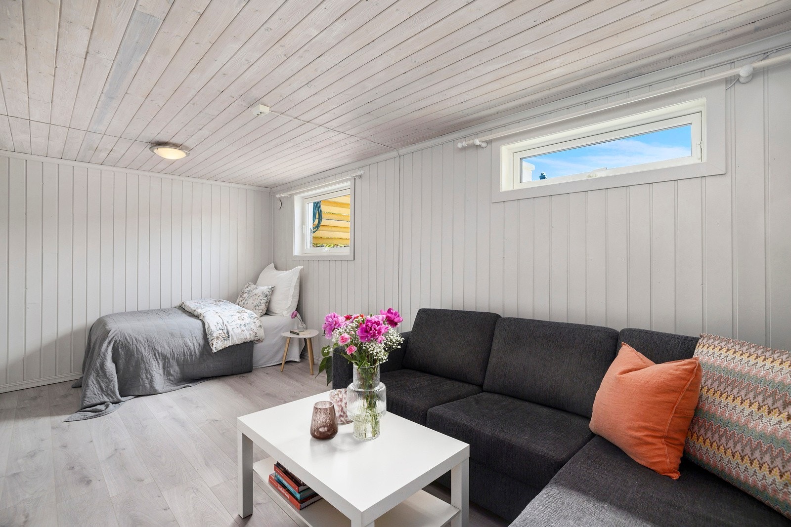 I kjelleretasjen ligger en lys og romslig kjellerstue. Galleribilde