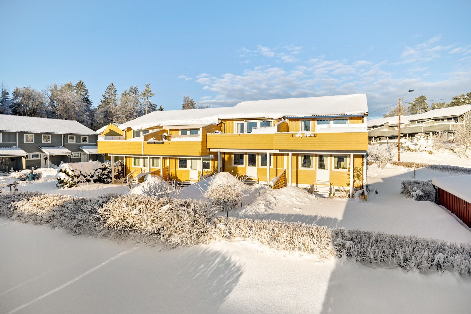Eiendommen ligger fint til i ytterkanten av et trivelig boligområde med herlige uteplasser. Galleribilde