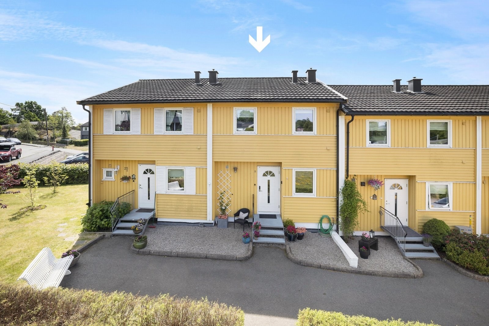 Skytterveien 25 B er et velholdt rekkehus over tre etasjer. Galleribilde