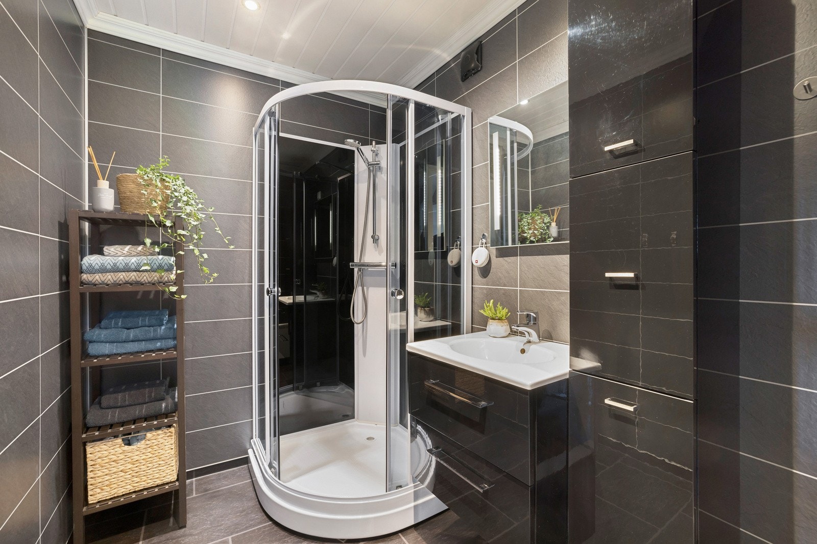 Badet ble pusset opp i 2012 og gir et pent inntrykk med dusjkabinett og moderne innredning. Galleribilde