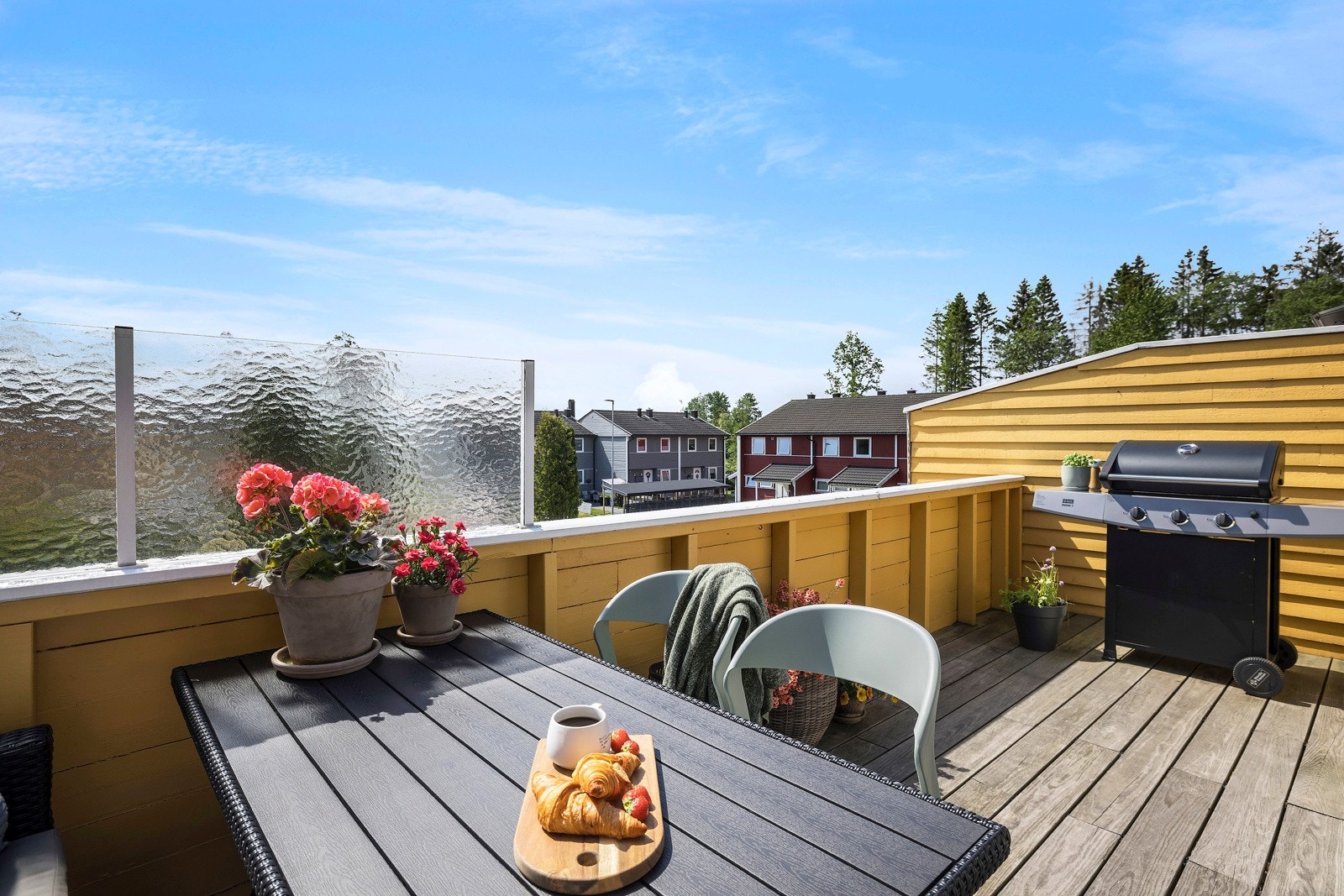 Balkongen har tredekke, levegg på begge sider og malt trerekkverk i front. Galleribilde